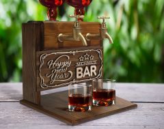 BK Gift Kişiye Özel Kabartma Yeni Yıl Tasarımlı İsimli Çift Musluklu Doğal Ahşap İçki Standı-1, İçki Standı, Doğum Günü Hediyesi, Ev Hediyesi