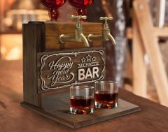 BK Gift Kişiye Özel Kabartma Yeni Yıl Tasarımlı İsimli Çift Musluklu Doğal Ahşap İçki Standı-1, İçki Standı, Doğum Günü Hediyesi, Ev Hediyesi