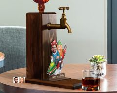 BK Gift Kişiye Özel Yılbaşı Aile Karikatürlü Musluklu Ahşap Viski Standı-1, Viski Çeşmesi, Doğum Günü Hediyesi, İçecek Dispenseri