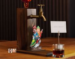 BK Gift Kişiye Özel Yılbaşı Aile Karikatürlü Musluklu Ahşap Viski Standı-1, Viski Çeşmesi, Doğum Günü Hediyesi, İçecek Dispenseri