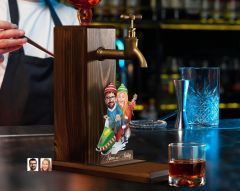 BK Gift Kişiye Özel Yılbaşı Aile Karikatürlü Musluklu Ahşap Viski Standı-1, Viski Çeşmesi, Doğum Günü Hediyesi, İçecek Dispenseri
