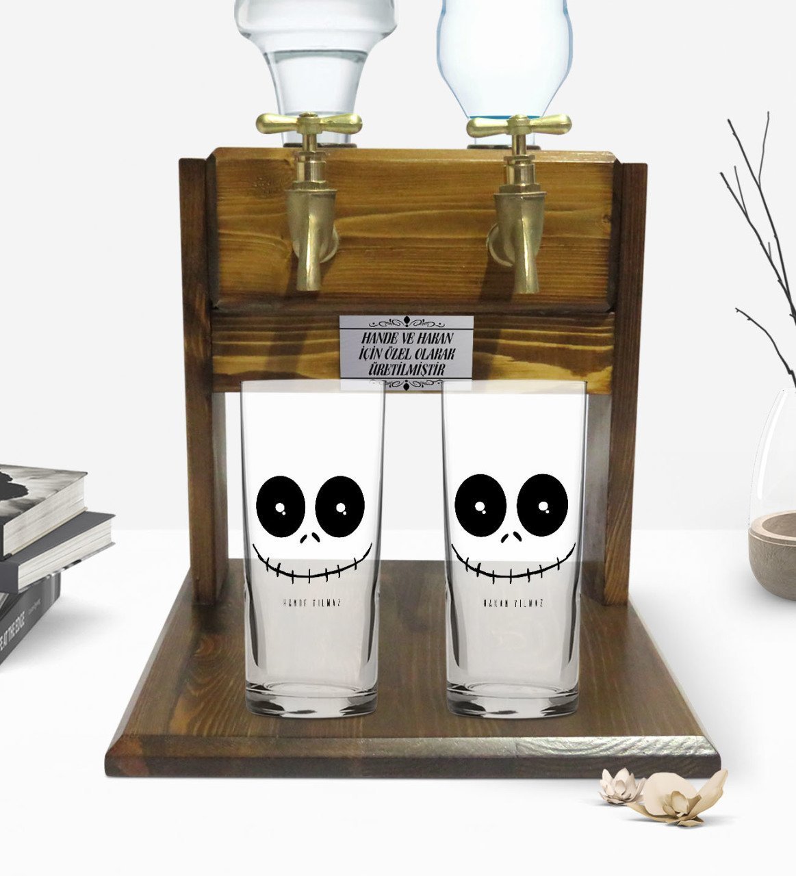 Kişiye Özel Renkli Baskılı Sevimli Korkunç Yüz Tasarımlı İkili Rakı Bardağı ve Çift Musluklu Doğal Ahşap Rakı Standı-1