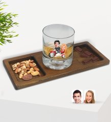 Kişiye Özel Sevgililer Karikatürlü Viski Bardağı ve Doğal Masif Ahşap Dikdörtgen Sunum Tabağı Çerezlik Hediye Seti-12