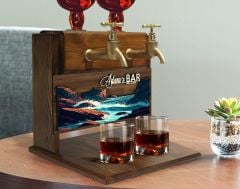BK Gift Kişiye Özel Kabartma İsimli ve Tarihli Çift Musluklu Doğal Ahşap İçki Standı-36, İçki Standı, Doğum Günü Hediyesi, Ev Hediyesi