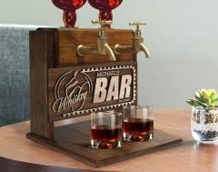 BK Gift Kişiye Özel Kabartma İsimli ve Tarihli Çift Musluklu Doğal Ahşap İçki Standı-33, İçki Standı, Doğum Günü Hediyesi, Ev Hediyesi