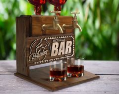 BK Gift Kişiye Özel Kabartma İsimli ve Tarihli Çift Musluklu Doğal Ahşap İçki Standı-33, İçki Standı, Doğum Günü Hediyesi, Ev Hediyesi