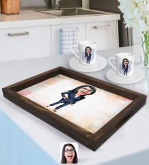 Kişiye Özel Kadın Patron Karikatürlü Doğal Ahşap Tepsi ve 2’li Kahve Fincan Seti-4
