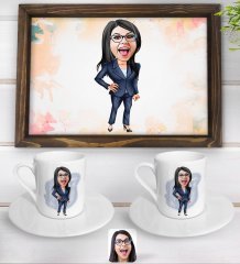 Kişiye Özel Kadın Patron Karikatürlü Doğal Ahşap Tepsi ve 2’li Kahve Fincan Seti-4