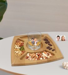 Kişiye Özel Evleniyoruz Karikatürlü Viski Bardağı ve Doğal Masif Ahşap 4 Bölmeli Sunum Tabağı Çerezlik Hediye Seti-6