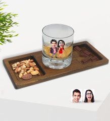 Kişiye Özel Sevgililer Karikatürlü Viski Bardağı ve Doğal Masif Ahşap Dikdörtgen Sunum Tabağı Çerezlik Hediye Seti-4