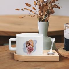 BK Gift Kişiye Özel Anne Kız Karikatürlü-20, Ahşap Altlıklı Seramik Fincan, Anneye Hediye, Arkadaşa Hediye