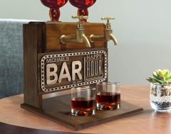 BK Gift Kişiye Özel Kabartma İsimli ve Tarihli Çift Musluklu Doğal Ahşap İçki Standı-27, İçki Standı, Doğum Günü Hediyesi, Ev Hediyesi