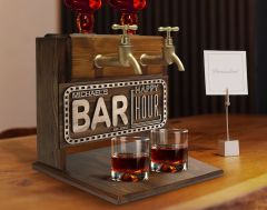BK Gift Kişiye Özel Kabartma İsimli ve Tarihli Çift Musluklu Doğal Ahşap İçki Standı-27, İçki Standı, Doğum Günü Hediyesi, Ev Hediyesi