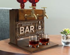 BK Gift Kişiye Özel Kabartma İsimli ve Tarihli Çift Musluklu Doğal Ahşap İçki Standı-26, İçki Standı, Doğum Günü Hediyesi, Ev Hediyesi