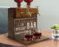 BK Gift Kişiye Özel Kabartma İsimli ve Tarihli Çift Musluklu Doğal Ahşap İçki Standı-25, İçki Standı, Doğum Günü Hediyesi, Ev Hediyesi