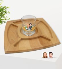 Kişiye Özel Evleniyoruz Karikatürlü Viski Bardağı ve Doğal Masif Ahşap 4 Bölmeli Sunum Tabağı Çerezlik Hediye Seti-1