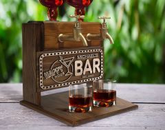 BK Gift Kişiye Özel Kabartma İsimli ve Tarihli Çift Musluklu Doğal Ahşap İçki Standı-24, İçki Standı, Doğum Günü Hediyesi, Ev Hediyesi