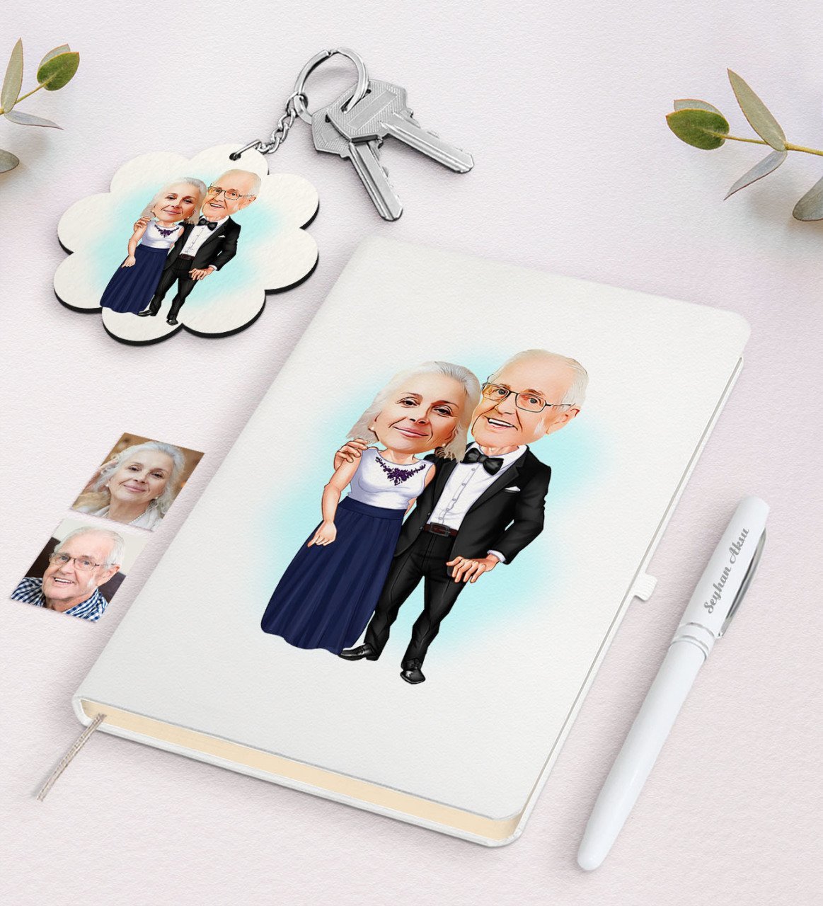 Kişiye Özel Büyükanne ve Büyükbaba Karikatürlü Beyaz Defter Kalem ve Anahtarlık Hediye Seti