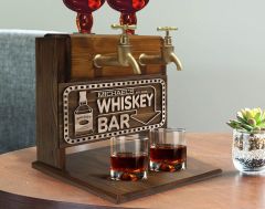 BK Gift Kişiye Özel Kabartma İsimli ve Tarihli Çift Musluklu Doğal Ahşap İçki Standı-22, İçki Standı, Doğum Günü Hediyesi, Ev Hediyesi