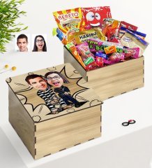 Kişiye Özel Ahşap Kutuda Sevgililer Karikatürlü Nostaljik Lezzetler Hediye Seti-7