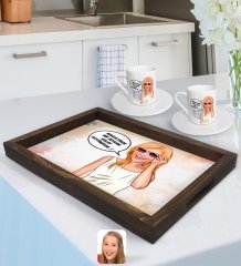 Kişiye Özel Kadın Nihayetinde Karikatürlü Doğal Ahşap Tepsi ve 2’li Kahve Fincan Seti-4