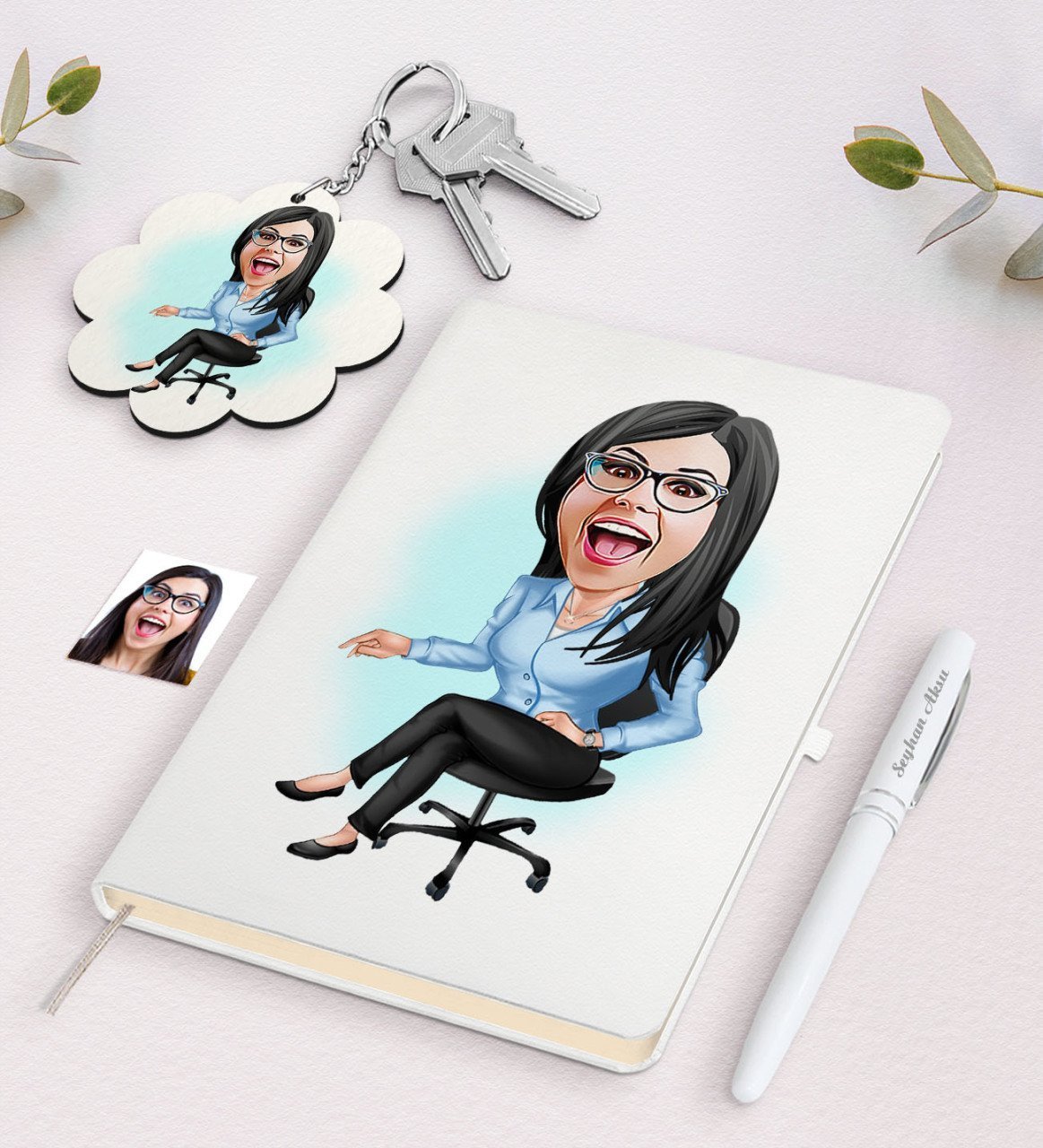 Kişiye Özel Kadın Patron Karikatürlü Beyaz Defter Kalem ve Anahtarlık Hediye Seti-2