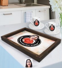 Kişiye Özel Kadın Nihayetinde Karikatürlü Doğal Ahşap Tepsi ve 2’li Kahve Fincan Seti-3