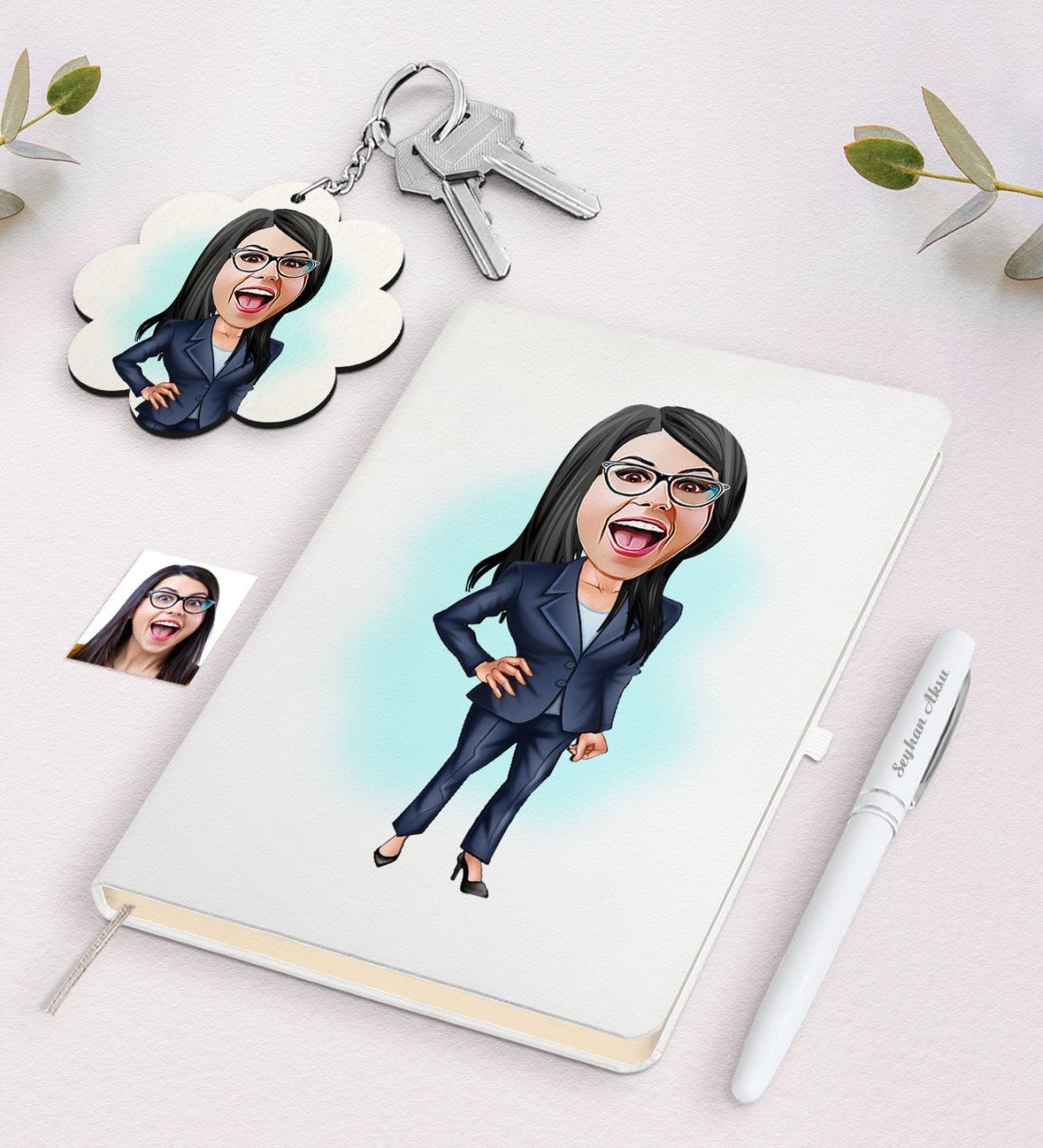 Kişiye Özel Kadın Patron Karikatürlü Beyaz Defter Kalem ve Anahtarlık Hediye Seti-1