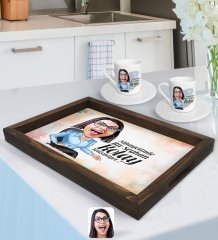 Kişiye Özel Kadın Nihayetinde Karikatürlü Doğal Ahşap Tepsi ve 2’li Kahve Fincan Seti-2