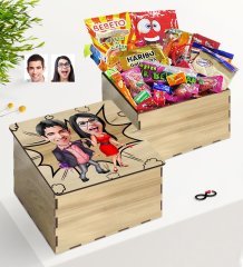 Kişiye Özel Ahşap Kutuda Sevgililer Karikatürlü Nostaljik Lezzetler Hediye Seti-4