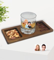 Kişiye Özel Evleniyoruz Karikatürlü Viski Bardağı ve Doğal Masif Ahşap Dikdörtgen Sunum Tabağı Çerezlik Hediye Seti-2