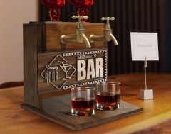 BK Gift Kişiye Özel Kabartma İsimli ve Tarihli Çift Musluklu Doğal Ahşap İçki Standı-15, İçki Standı, Doğum Günü Hediyesi, Ev Hediyesi