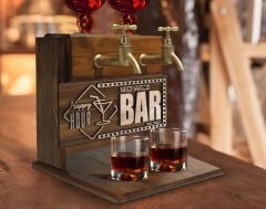 BK Gift Kişiye Özel Kabartma İsimli ve Tarihli Çift Musluklu Doğal Ahşap İçki Standı-15, İçki Standı, Doğum Günü Hediyesi, Ev Hediyesi