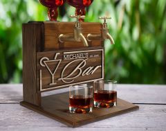 BK Gift Kişiye Özel Kabartma İsimli ve Tarihli Çift Musluklu Doğal Ahşap İçki Standı-13, İçki Standı, Doğum Günü Hediyesi, Ev Hediyesi