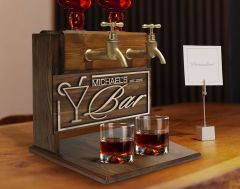 BK Gift Kişiye Özel Kabartma İsimli ve Tarihli Çift Musluklu Doğal Ahşap İçki Standı-13, İçki Standı, Doğum Günü Hediyesi, Ev Hediyesi
