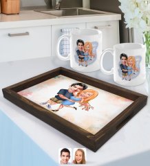 Kişiye Özel Sevgililer Karikatürlü Doğal Ahşap Tepsi ve 2’li Kupa Bardak Seti-13