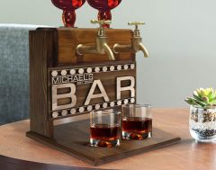 BK Gift Kişiye Özel Kabartma İsimli ve Tarihli Çift Musluklu Doğal Ahşap İçki Standı-11, İçki Standı, Doğum Günü Hediyesi, Ev Hediyesi