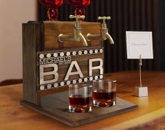 BK Gift Kişiye Özel Kabartma İsimli ve Tarihli Çift Musluklu Doğal Ahşap İçki Standı-11, İçki Standı, Doğum Günü Hediyesi, Ev Hediyesi