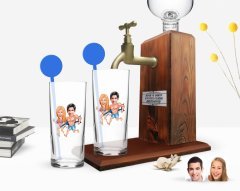 Kişiye Özel Renkli Baskılı Sevgililer Karikatürlü İkili Vodka Bardağı ve Ahşap Vodka Standı Hediye Seti-8