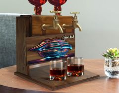 BK Gift Kişiye Özel Kabartma İsimli ve Tarihli Çift Musluklu Doğal Ahşap İçki Standı-37, İçki Standı, Doğum Günü Hediyesi, Ev Hediyesi