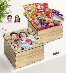 Kişiye Özel Ahşap Kutuda Evlilik Karikatürlü Nostaljik Lezzetler Hediye Seti-9