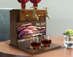 BK Gift Kişiye Özel Kabartma İsimli ve Tarihli Çift Musluklu Doğal Ahşap İçki Standı-35, İçki Standı, Doğum Günü Hediyesi, Ev Hediyesi