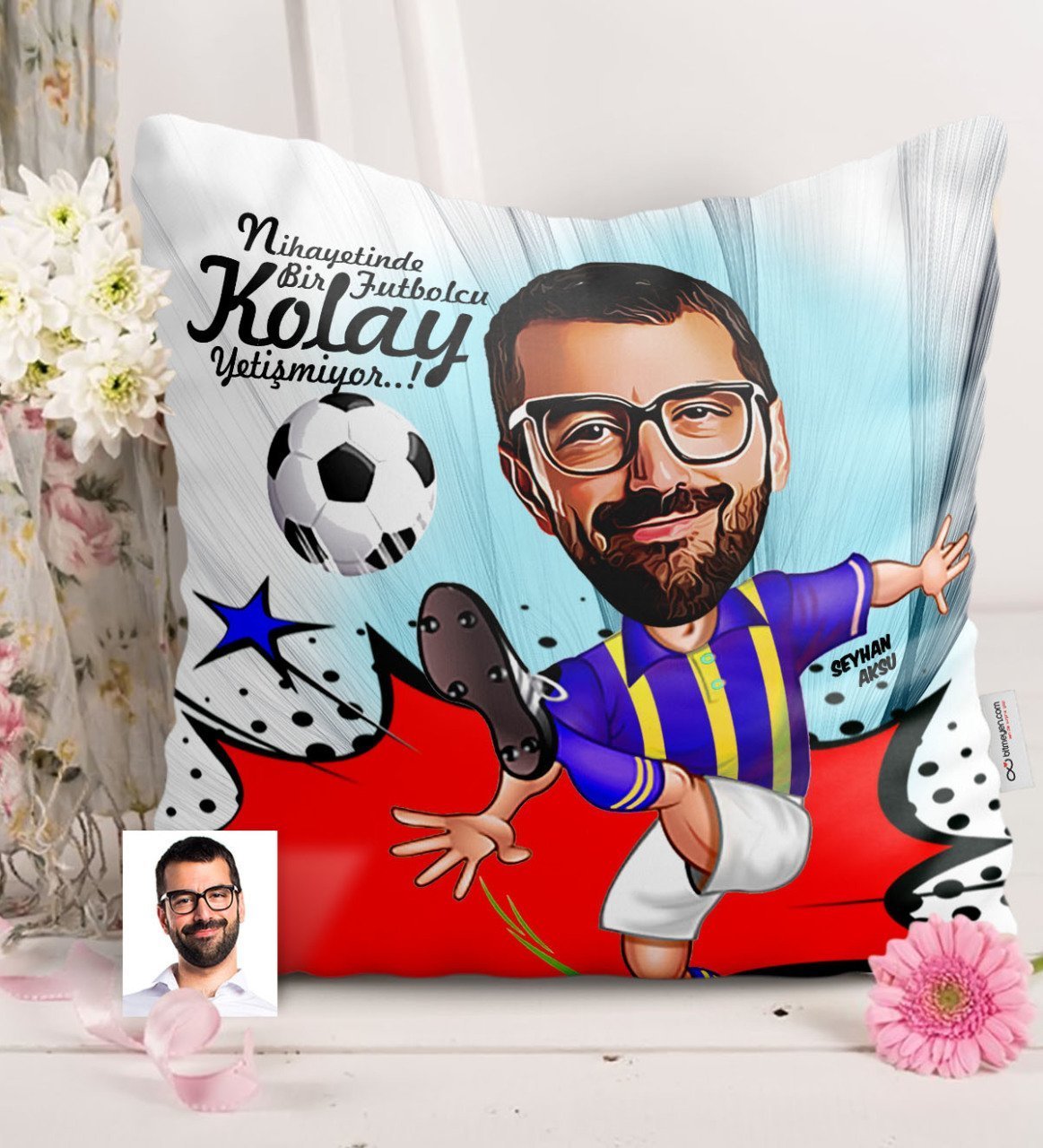 Kişiye Özel Bay Futbolcu Sarı Lacivert Karikatürlü Saten Yastık - 1