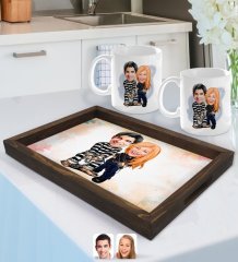 Kişiye Özel Sevgililer Karikatürlü Doğal Ahşap Tepsi ve 2’li Kupa Bardak Seti-7