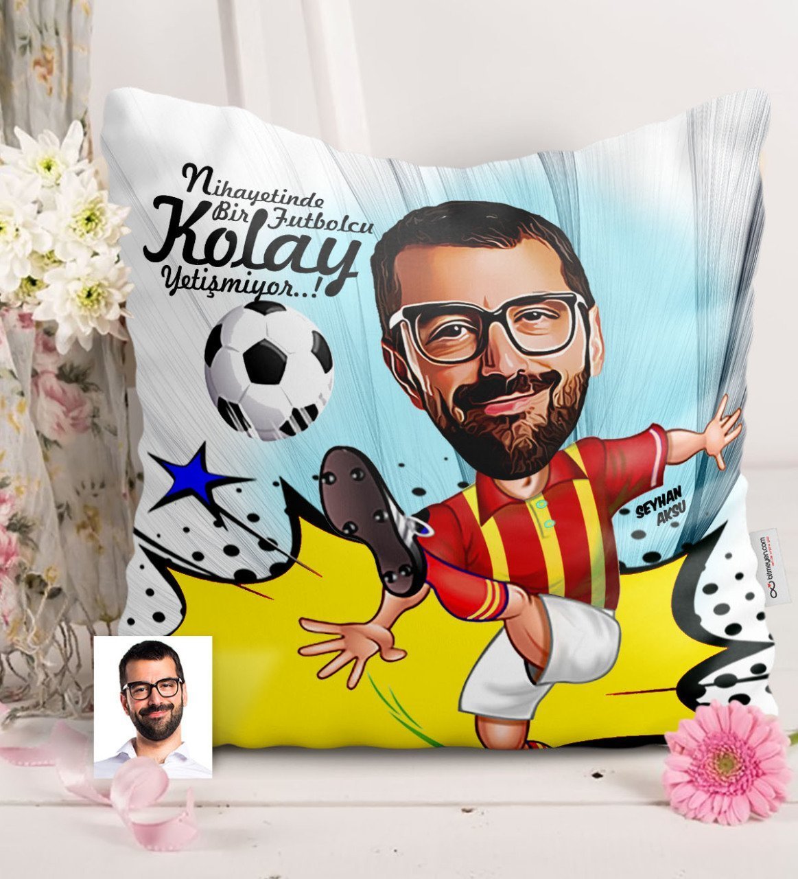 Kişiye Özel Bay Futbolcu Sarı Kırmızı Karikatürlü Saten Yastık - 1