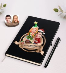 Kişiye Özel Yılın En Mükemmel Çifti Karikatürlü Siyah Defter ve Kalem Hediye Seti-61