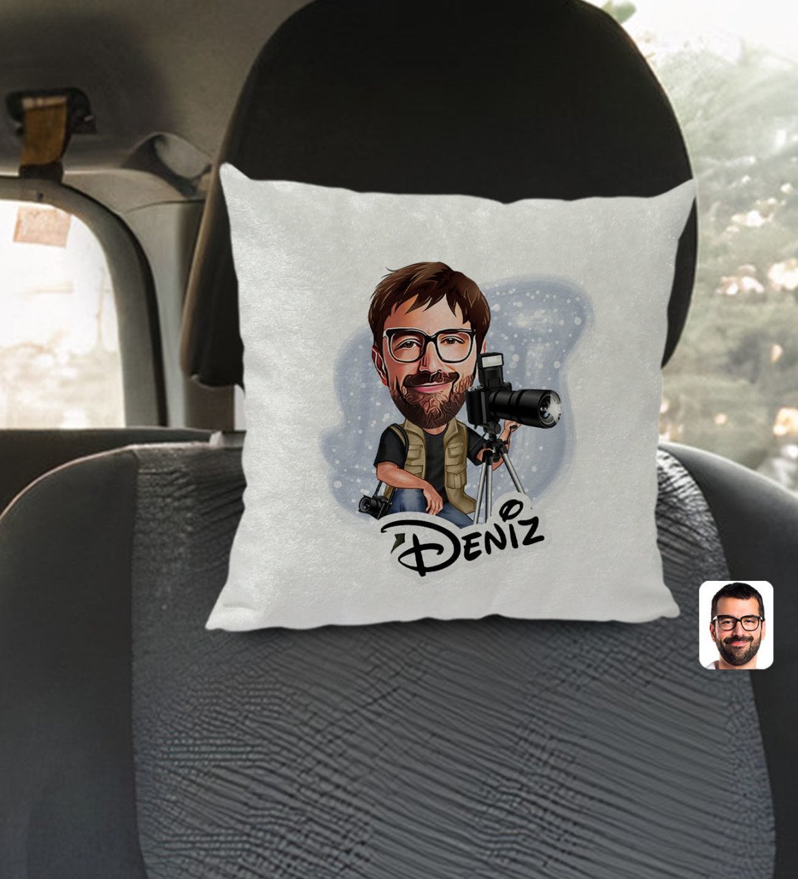 Kişiye Özel İsimli Erkek Fotoğrafçı Karikatürlü Kare Araç Koltuk Yastığı-1