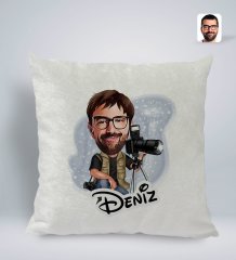 Kişiye Özel İsimli Erkek Fotoğrafçı Karikatürlü Kare Araç Koltuk Yastığı-1