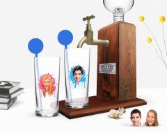 Kişiye Özel Renkli Baskılı Erkek ve Kadın Karikatürlü İkili Vodka Bardağı ve Ahşap Vodka Standı Hediye Seti-31