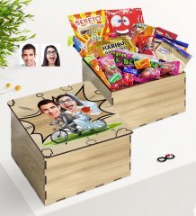 Kişiye Özel Ahşap Kutuda Evlilik Karikatürlü Nostaljik Lezzetler Hediye Seti-3